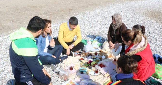 Türel çifti sahilde  vatandaşın yer sofrasında