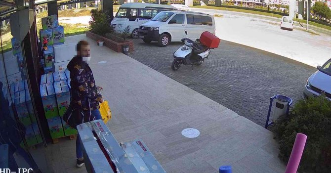 Mağazanın üst katından çaldığı ürünü alt katta iade edip parasını aldı