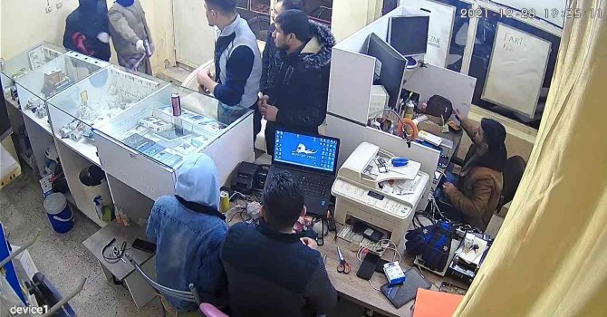 Silahlı soygun girişimi kamerada