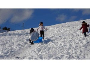 Adana’da tepsili leğenli karda kayma keyfi