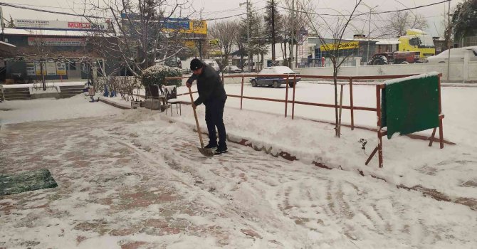 Antalya’nın Korkuteli ilçesinde kar kalınlığı 5 santimi buldu