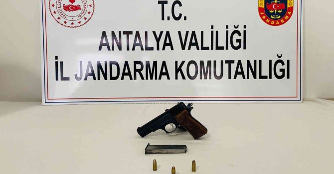 Şüpheli hareketlerde bulunan şahsın üzerinde tabanca bulundu