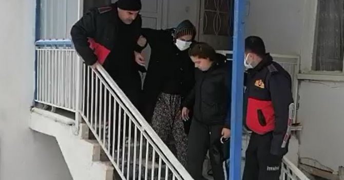 Karda kayıp düşen kadının yardımına itfaiye ekipleri yetişti