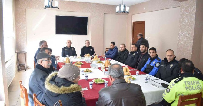 Tarsus Emniyet Müdürü Ebubekir Fil muhtarlarla bir araya geldi