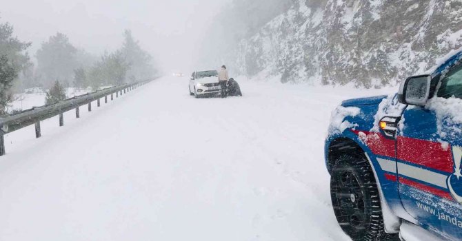 Antalya’da karda mahsur kalan 14 araç ve 32 vatandaş jandarma tarafından kurtarıldı