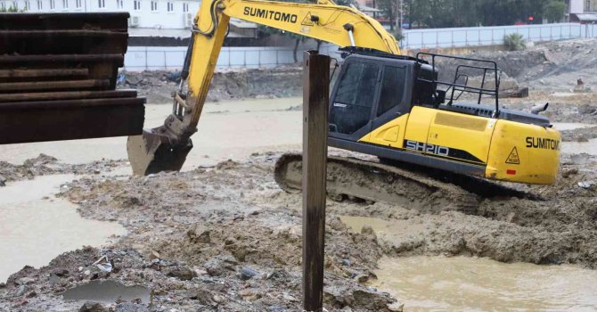 Mega projede, sağanak yağmura rağmen çalışmalar sürüyor