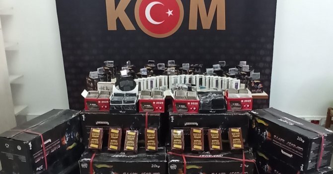 Polis ekipleri durdurdukları araçta onlarca kaçak ürün yakaladı