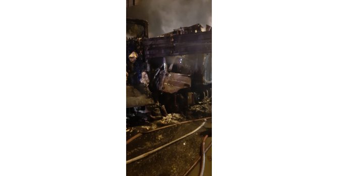 Tarsus’ta tır şoförü yanarak hayatını kaybetti
