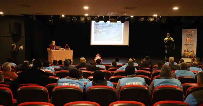 Alanya Belediyesi şoförlerine trafik eğitimi verildi