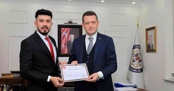 Tesadüfen girdiği eczanede cezai firarisini tek başına yakalayan JASAT personeline ödül