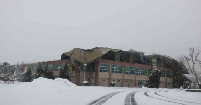 Kahramanmaraş’ta fuar alanının çatısı çöktü