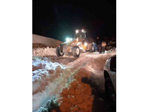 Acil hastalar iş makinalarıyla ambulansa ulaştırıldı