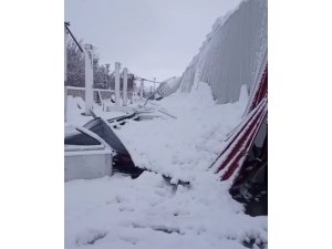 Kahramanmaraş’ta kar nedeniyle kapalı pazarın çatısı çöktü