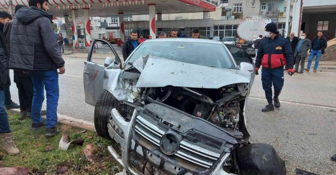 Otomobil refüjdeki ağaca çarptı: 1 yaralı