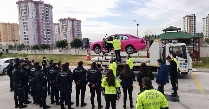 Çevik kuvvet polislerine simülasyon aracında trafik eğitimi