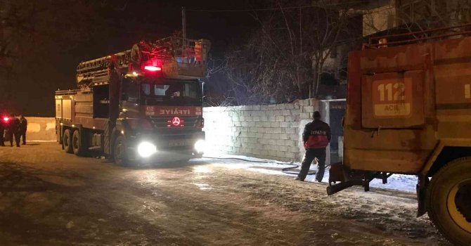 Iğdır’da madde bağımlısı genç evi ateşe verdi
