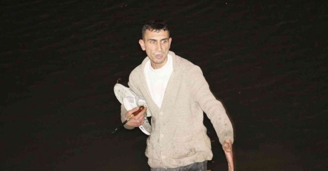 Bekçilerden kaçarken sulama kanalına girdi, etrafı çevrilince bıçak çıkarıp direndi