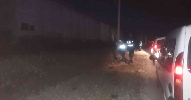 Rayların üzerine park edilen otomobile yük treni çarptı