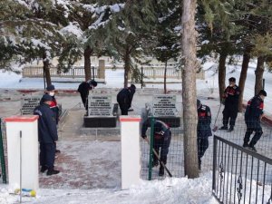 Jandarma şehit kabirlerini temizledi
