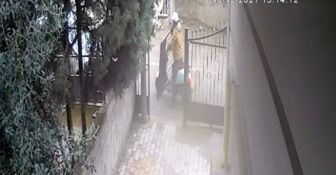 Motosikletli demir kapı hırsızı yakayı ele verdi