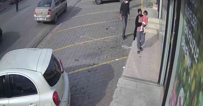 Kucağında bebeği olan kadının cüzdanını böyle çaldı