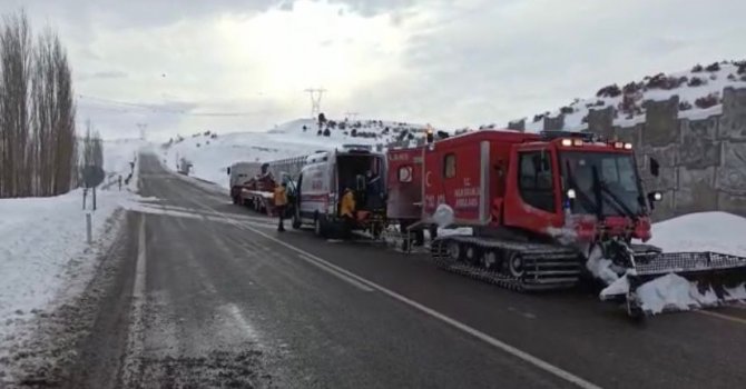 Karlı bölgedeki kalp hastasına paletli ambulans ile ulaşıldı
