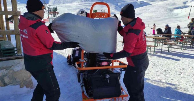 Antalya’da jandarma, soğuk kış günlerinde sokak hayvanlarını unutmadı