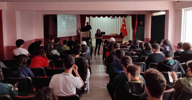 Gençler terör örgütlerine karşı bilgilendiriliyor