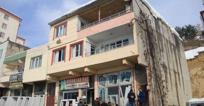 Kar, kombinin baca borusunu tıkadı: 5 kişilik aile zehirlendi, baba öldü