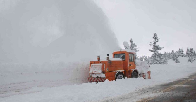 Antalya’nın Akseki ilçesinde 51 mahallenin de yolu kardan temizlendi