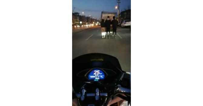 Kağıt toplayan aracın arkasında ölümle dans ettiler