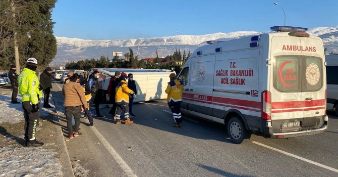 Kahramanmaraş’ta otomobil ile işçi servisi çarpıştı: 4 yaralı
