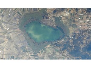 Kalp şekli ile dikkat çeken Gölhisar Gölü kısmen dondu