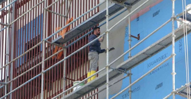 5 yıldızlı otelin çatısında çıkan yangını umursamayıp sıva yapmaya devam etti