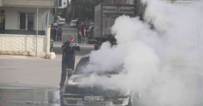 Seyir halindeki otomobil alev alev yandı