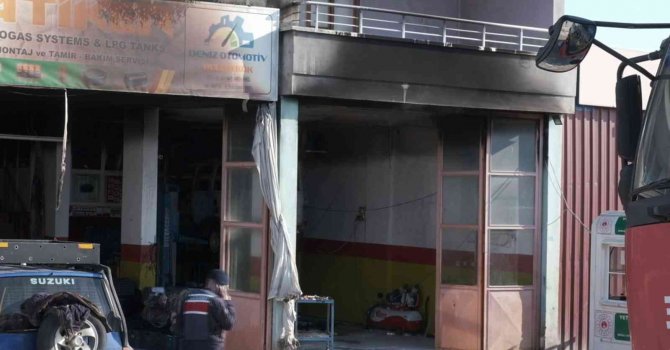 Oto tamircisinde LPG’li araç patladı, iş yeri alevler içinde kaldı