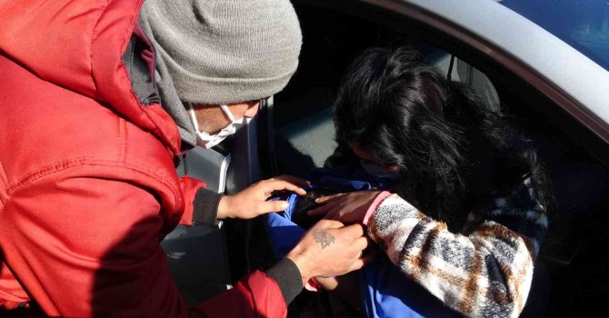 Karnında ölen bebeği için ameliyatlı halde mezarlığa geldi, gözyaşları sel oldu