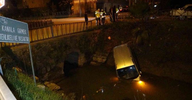 Otomobille çarpışan ticari araç korkulukları parçalayıp kanala uçtu