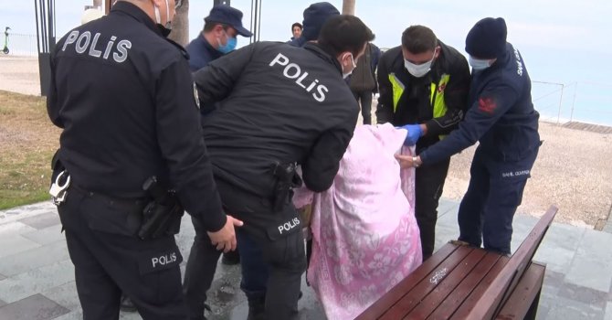 Antalya’da polisin denize girip, kurtarılınca kafasını yere vuran alkollü şahısla imtihanı