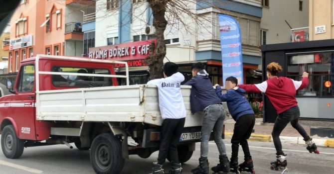 Patenli gençlerin müzik eşliğinde ölümle dansı