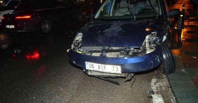 Lüks otomobilin karıştığı kazada 1 kişi yaralandı