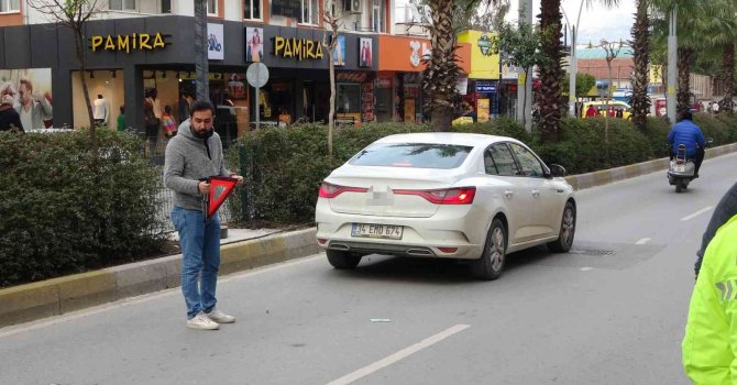 Otomobile arkadan çarpan motosikletli kurye ölümden döndü