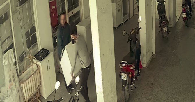 Böyle yüzsüz hırsız görülmedi, nakliyeci kiralayıp komşuya hamallık yaptırdı