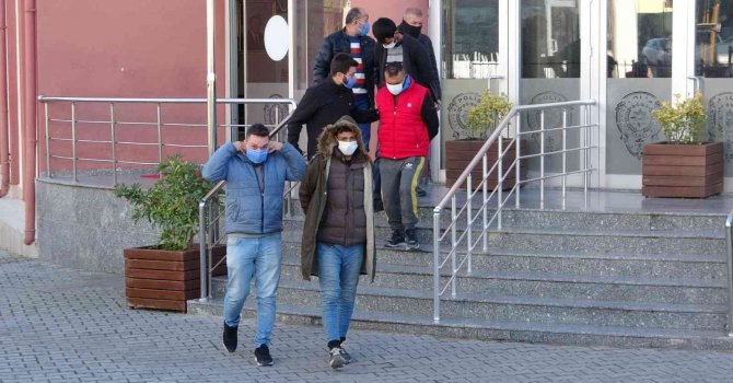 Suç makinesi hırsızlar, polis aracına çarpınca yakayı ele verdi