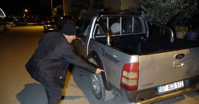 Park halindeki araçların lastiklerini patlatıp kaportalarını çizdi