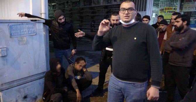 30 kilometre kovalayıp yakaladığı hırsızlık şüphelisi çocukların etrafını sarıp polise teslim ettiler