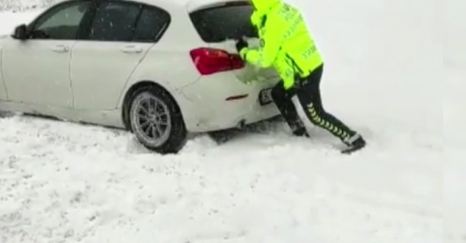 Kara saplanan aracı polis memuru kurtardı