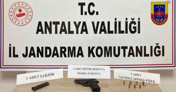 Araçta yapılan aramada ruhsatsız tabanca bulundu