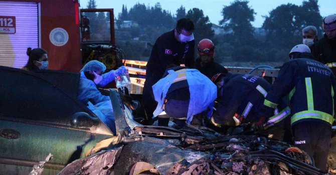 1 kişinin öldüğü ve otomobilin hurdaya döndüğü kazada yaralıyı kurtarma seferberliği