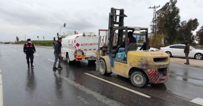 Kamyona, yakıt tankeri çarptı şans eseri yaralanan olmadı